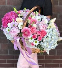 Цветочная композиция из Розы, Хризантемы, Пионы и Лизиантусы в корзине в Вагае