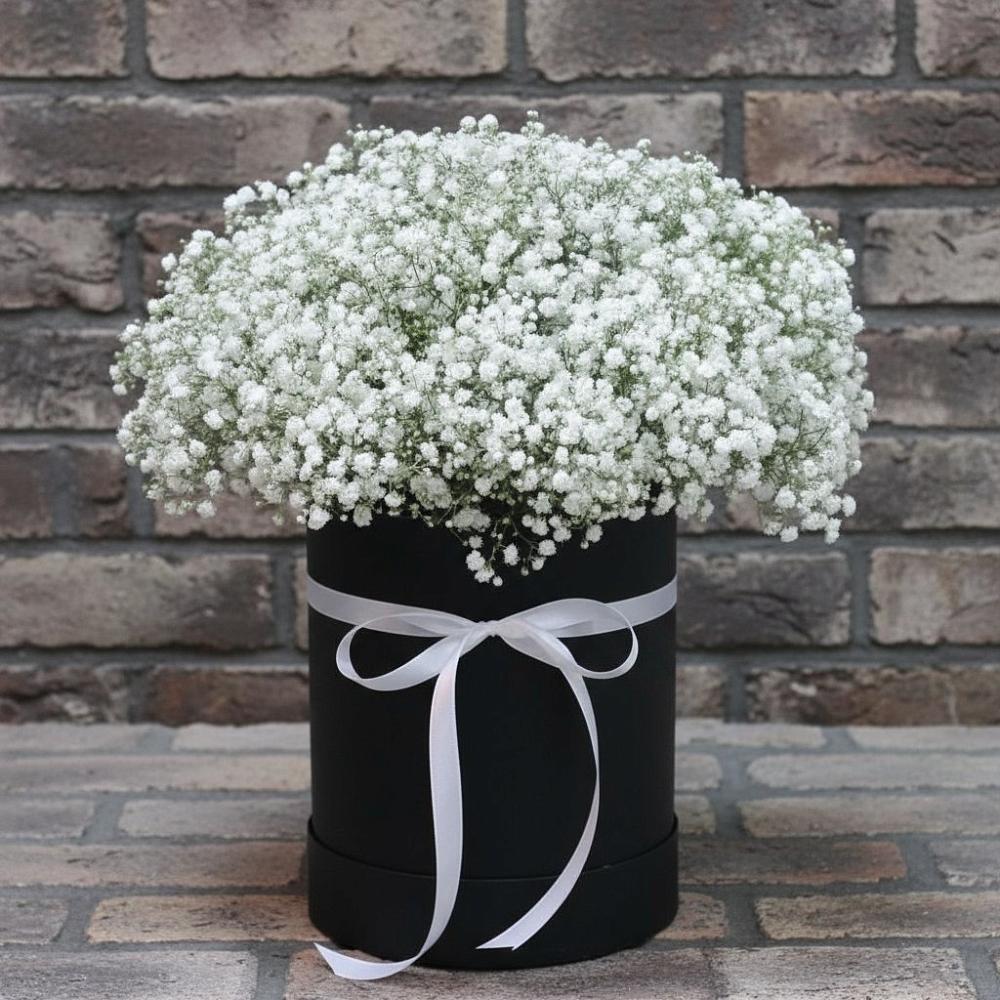 Цветочная композиция из Гипсофила в шляпной коробке в Вагае