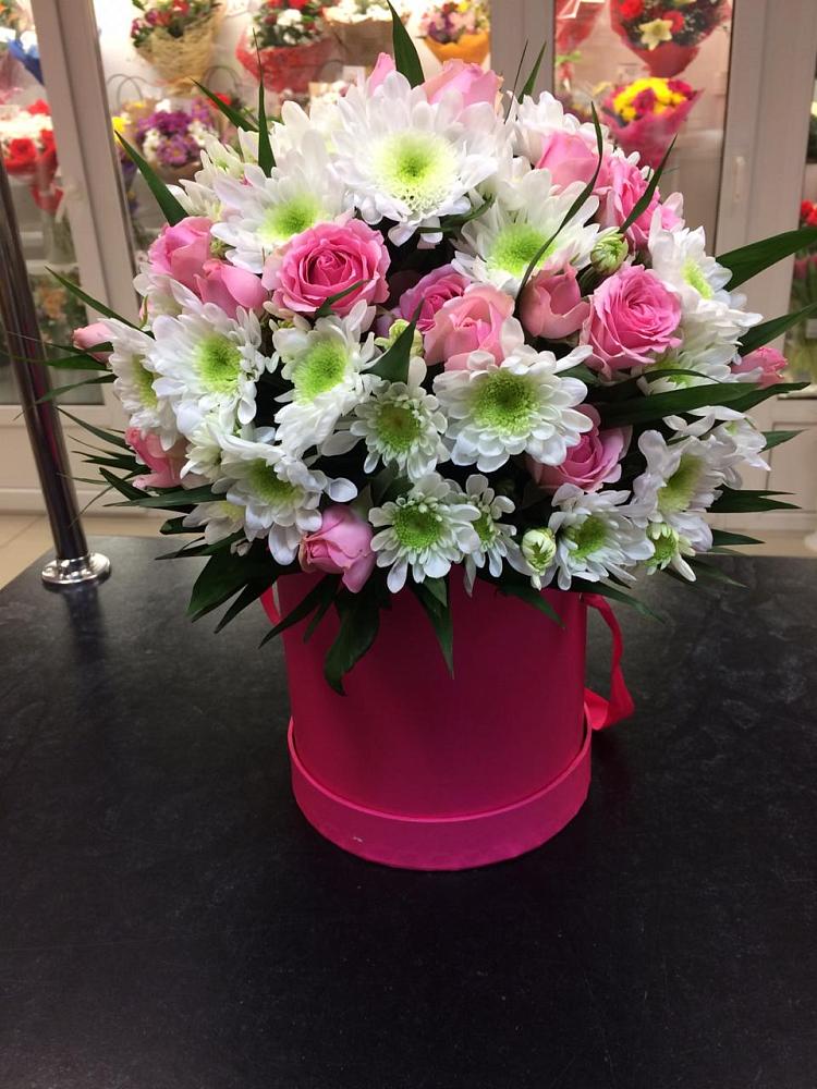 Цветочная композиция из Розы и Хризантемы в шляпной коробке в Вагае