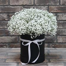 Цветочная композиция из Гипсофила в шляпной коробке в Вагае