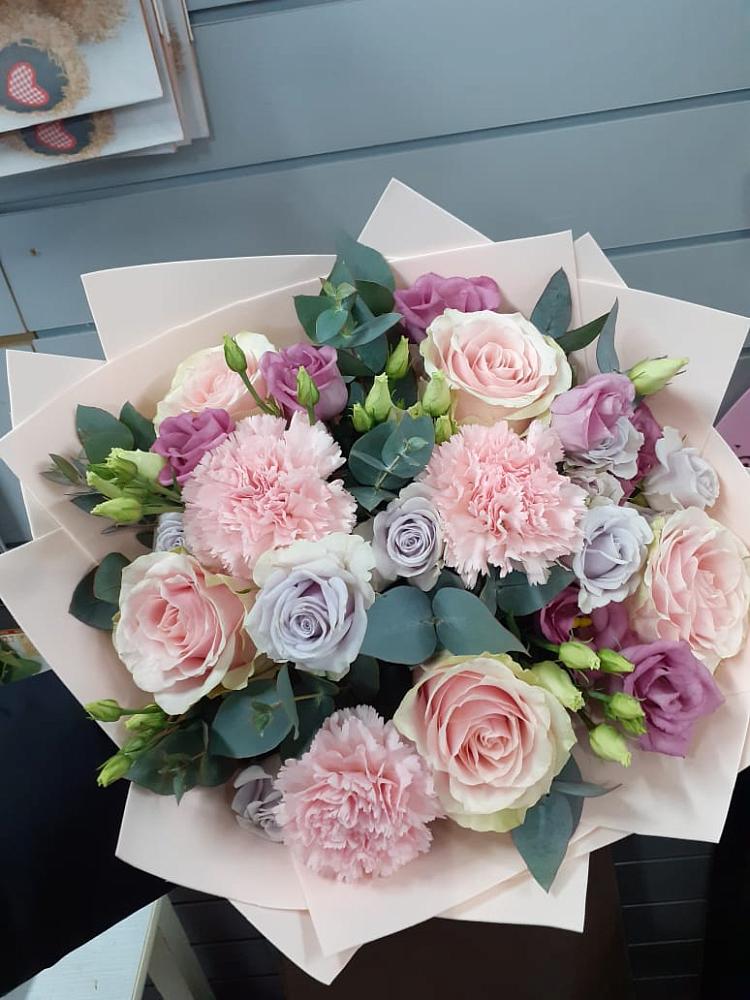 Букет цветов из: Розы, Гвоздики и Лизиантусы в Вагае