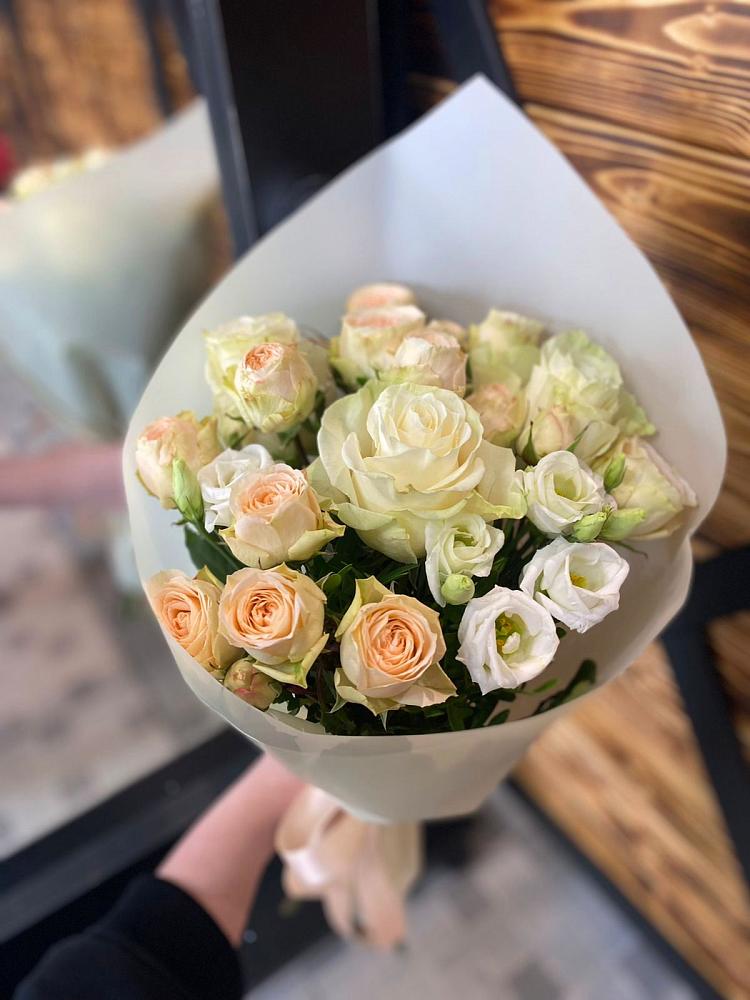 Букет цветов из: Розы и Лизиантусы в Вагае